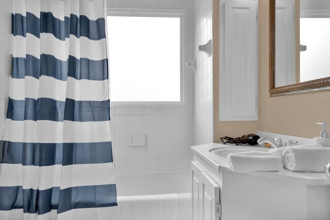 Building Photo - 1713 Fort Bragg Rd