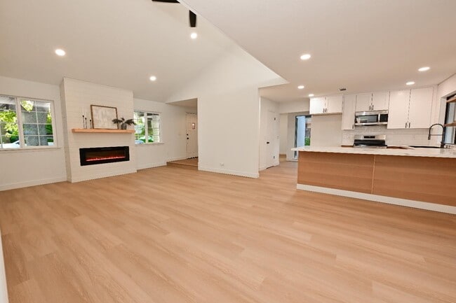 Building Photo - 8418 N Del Mar Ave