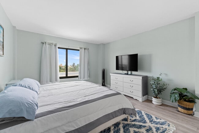 Building Photo - 801 S Ocean Dr