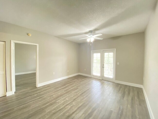 Building Photo - 1 Bedroom / 1 Bath Condo in Gated Community.