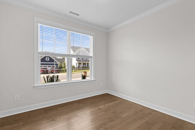 Building Photo - 1929 Latham Oaks Ave