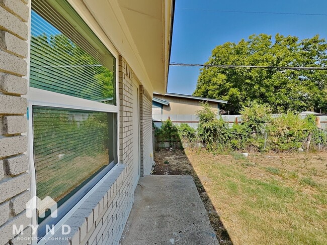 Building Photo - 1309 E Anthony St