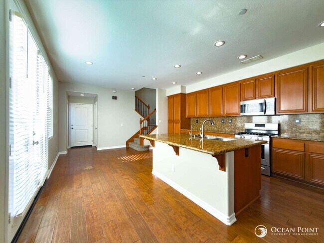 Building Photo - 3 Bedroom Condo for Rent in Ventura!
