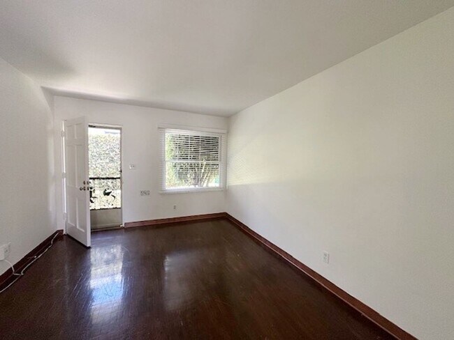 Building Photo - Charming Ocean Beach Attached Cottage Near...