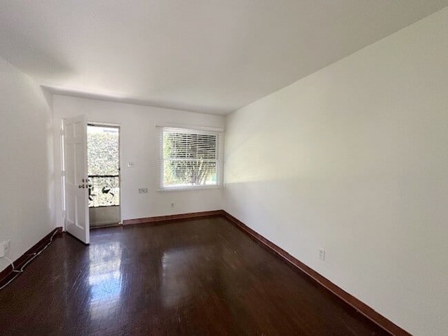 Building Photo - *OPEN HOUSE: 8/30 11:30AM-12:30PM* Charmin...