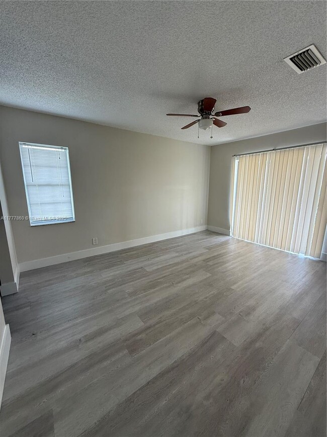 Building Photo - 9961 Three Lakes Cir