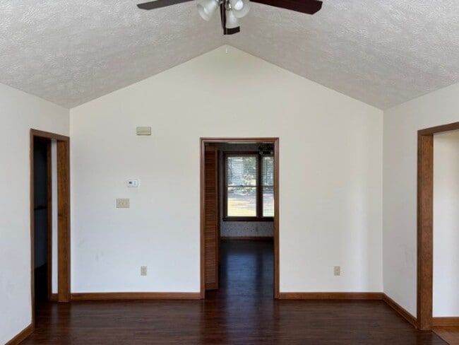 Building Photo - 2 Bedroom 2 Bathroom Duplex Available in H...