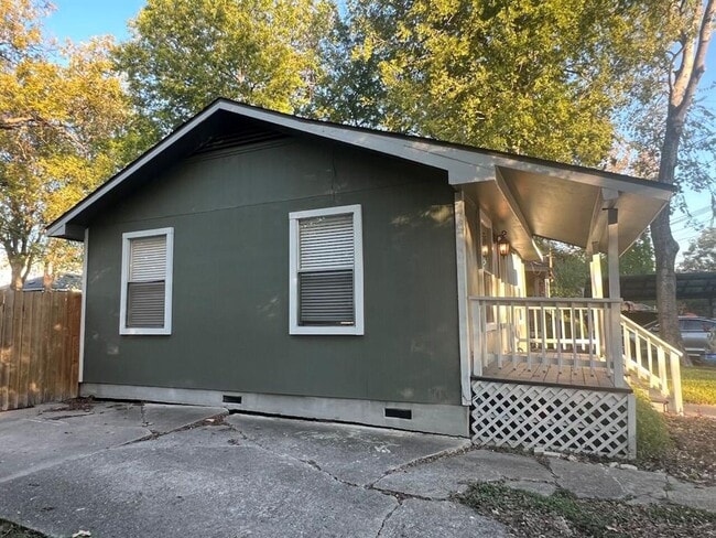 Building Photo - 928 E 56th St