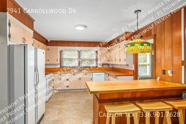 Building Photo - Spacious 3 Bedroom - Call Leasing Agent Li...
