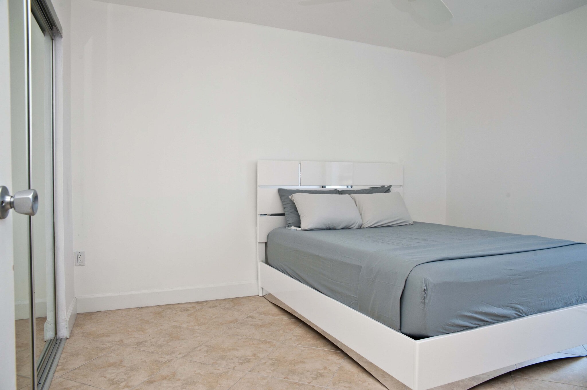 Building Photo - 3675 N Country Club Dr