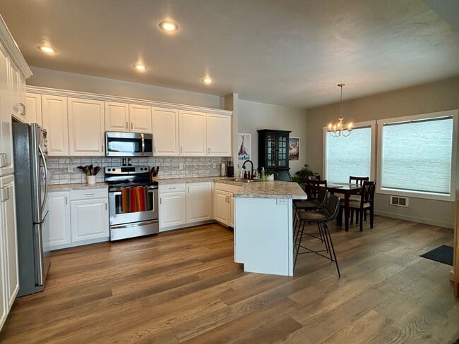 Building Photo - Victor - 4BR 3.5 Bath Townhouse Attached Garage