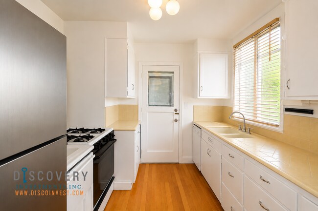 Building Photo - Charming Adams Point One Bedroom Condominium