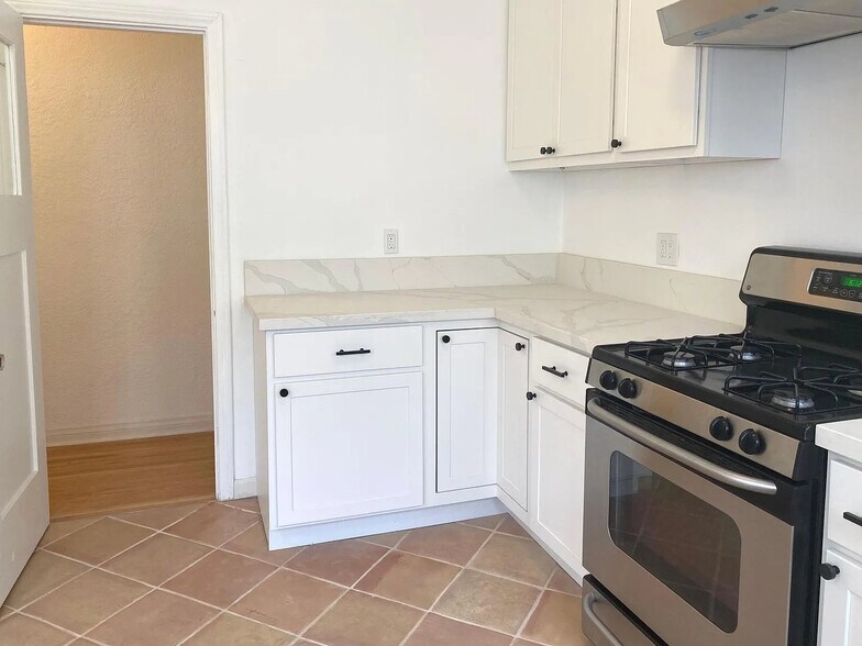 Kitchen - 2807 Hillcrest Dr