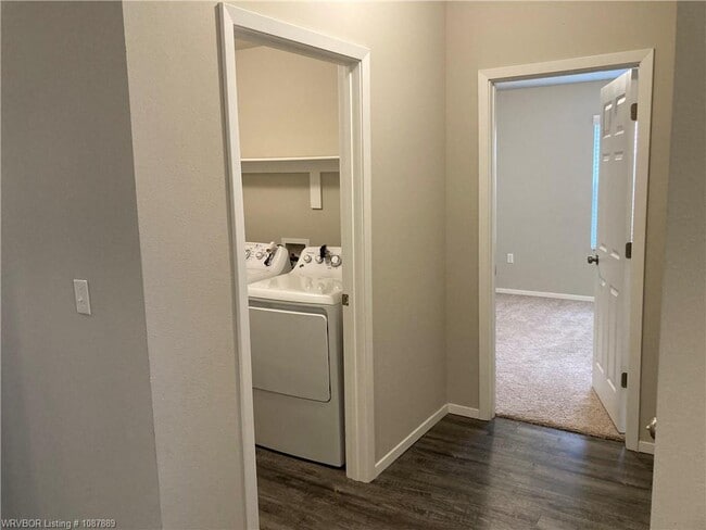 Building Photo - 8004 Dogwood Dr