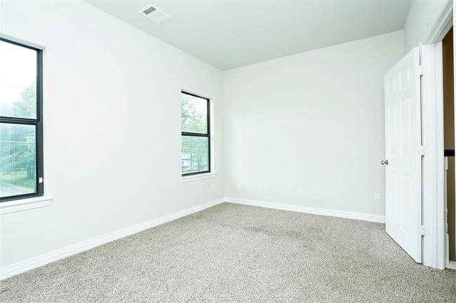 Building Photo - 990 Grenshaw St