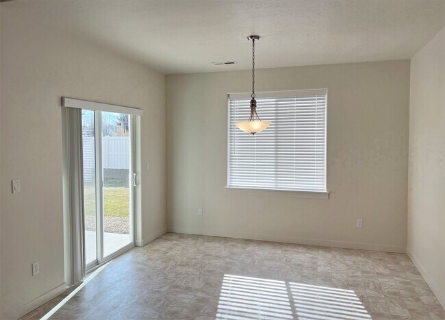 Building Photo - Beautiful, 3 bed 2 bath home close to lake...