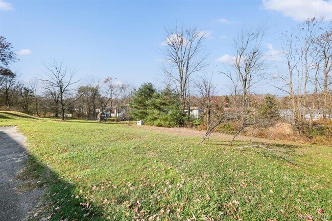 Building Photo - 22 Quaker Hill Rd