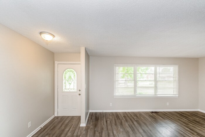 Building Photo - 8609 Lobelia St