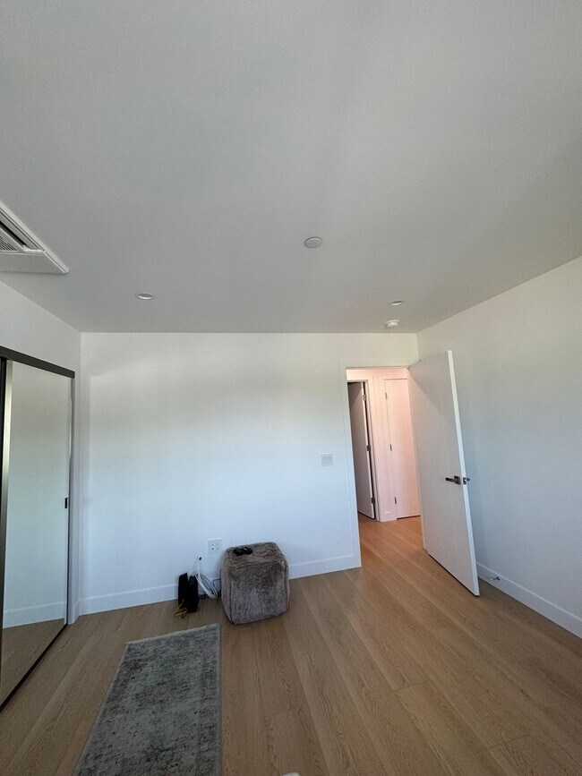Building Photo - Spacious 1000 Sq. Ft. Single-Floor Back AD...