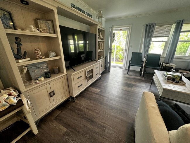 Building Photo - Cozy Updated Studio Unit in Central Island Complex-Available APRIL-2026