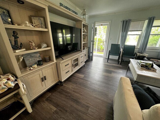 Building Photo - Cozy Updated Studio Unit in Central Island...