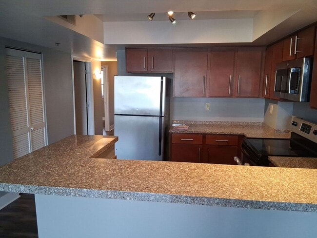 Building Photo - NEW LISTING for Lake Plaza 10th floor unit! Best View in Knoxville - Move in August 13, 2026!