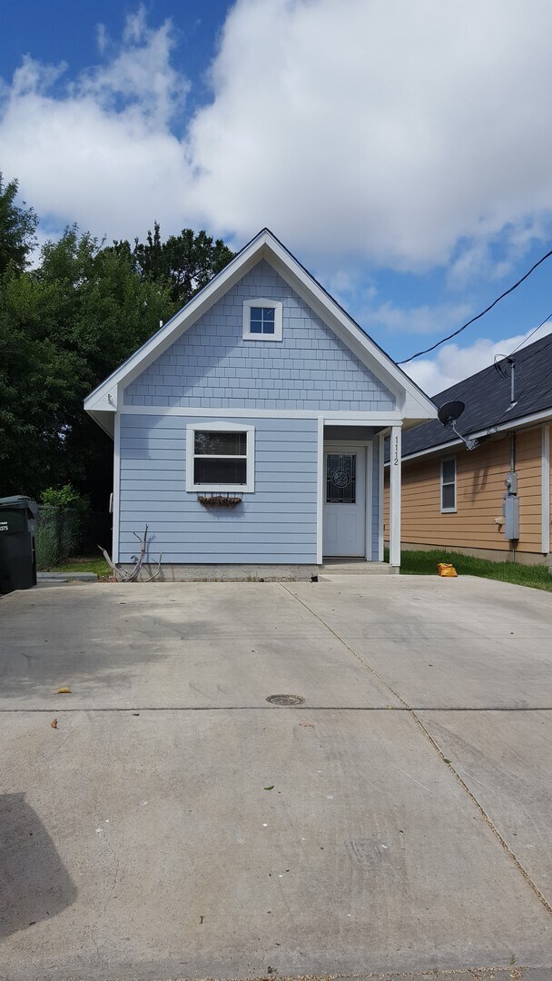 Building Photo - Adorable 2 Bed 1 Bath Home