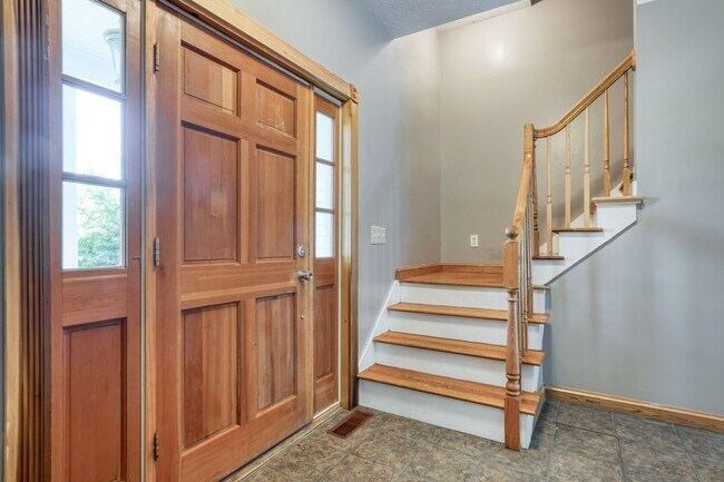 Building Photo - 5 to 8 Bedrooms. Pet Friendly.