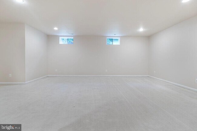 Building Photo - 43997 Riverpoint Dr