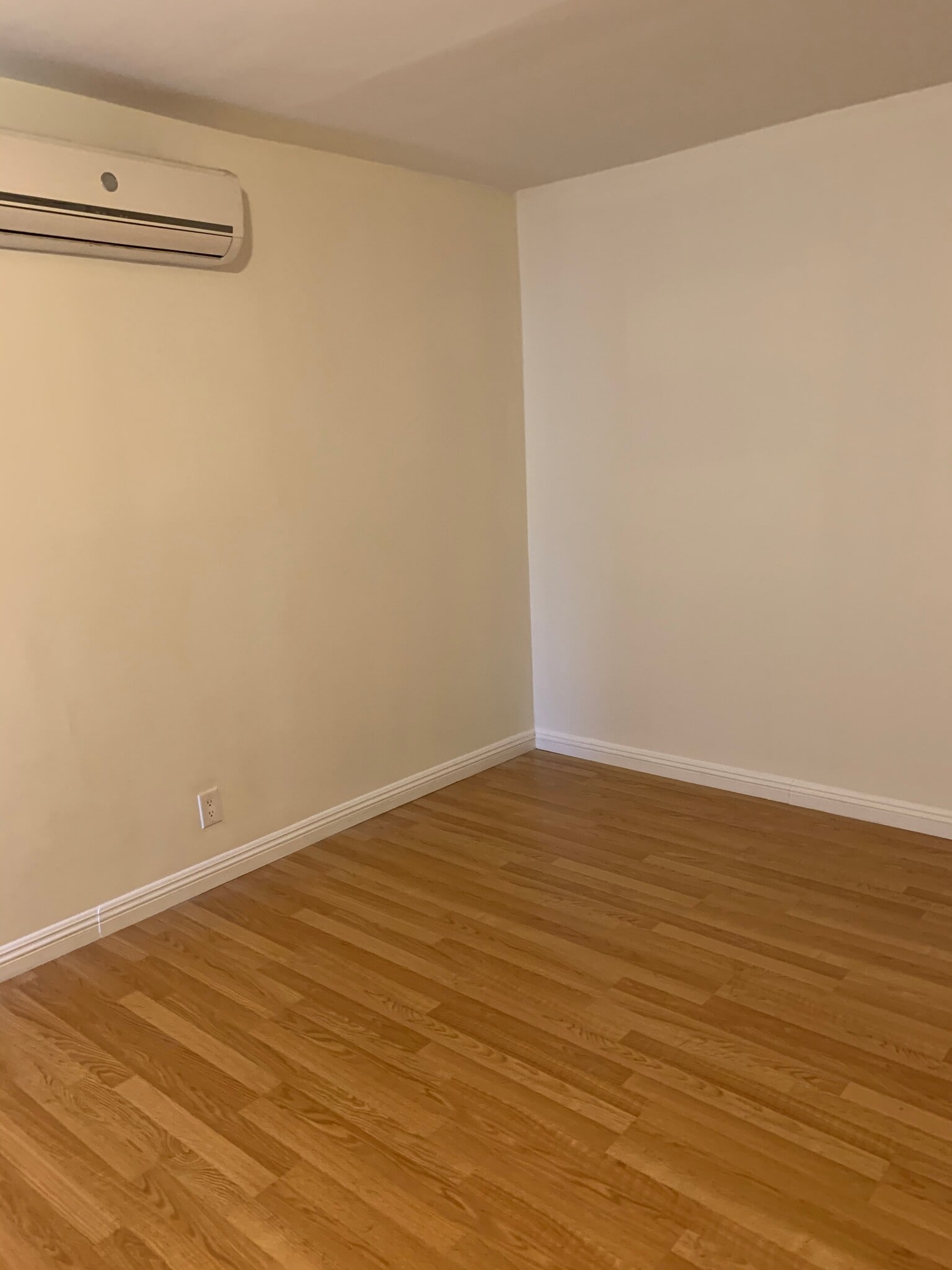 Building Photo - 1909 N Hollywood Way