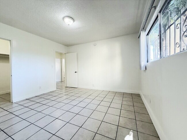 Building Photo - 1017 W 95th St