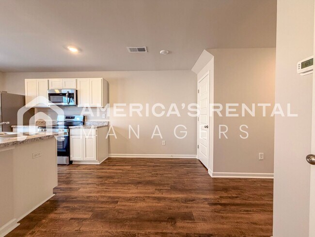 Building Photo - Bright and Spacious Lincoln Townhome for R...