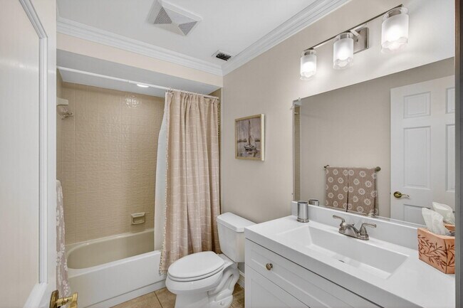 Building Photo - 119 Club Dr