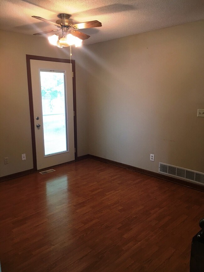 Building Photo - 3BR, 1. 3/4 BA Single Family Home