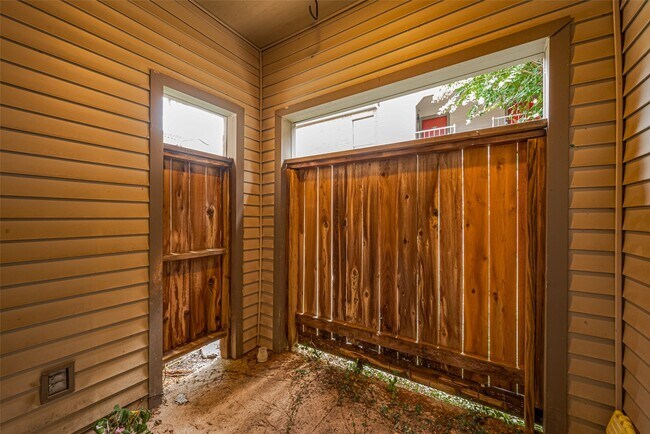 Building Photo - 2025 Augusta Dr