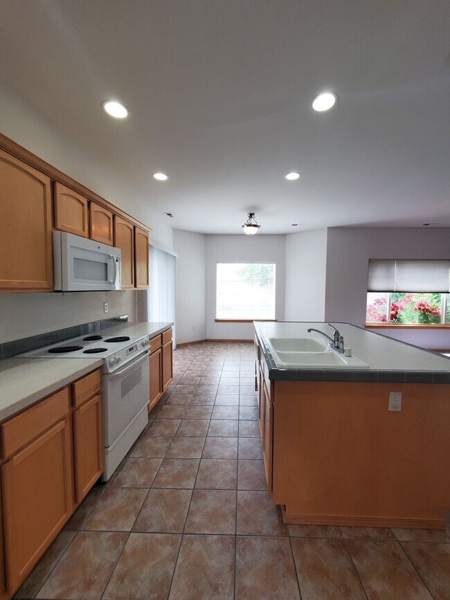 Building Photo - Beautiful South Richland 3-Bedroom Rambler with Open Floor Plan & Spacious Primary Suite!