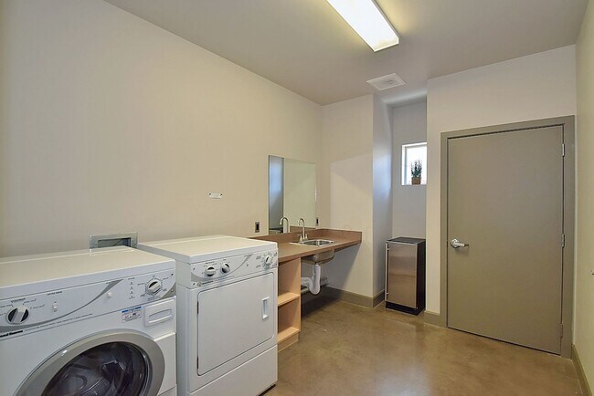 Building Photo - The Gee