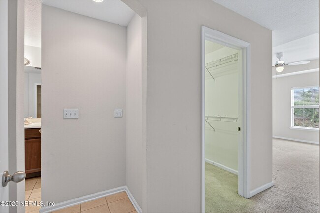 Building Photo - 3880 Buckthorne Dr