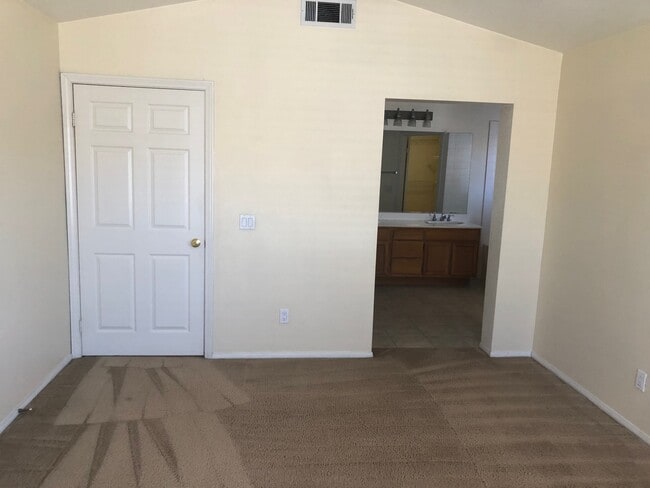 Master Bedroom - 460 Middlebury Ct