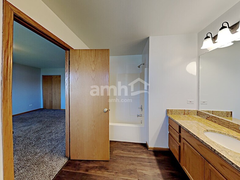Building Photo - 2438 Foxtail Ct