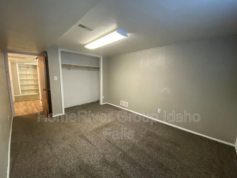 Building Photo - 106 S 3rd W
