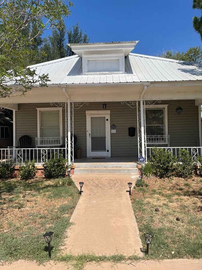 Building Photo - Cute Bungalow Style Home In the Historic District