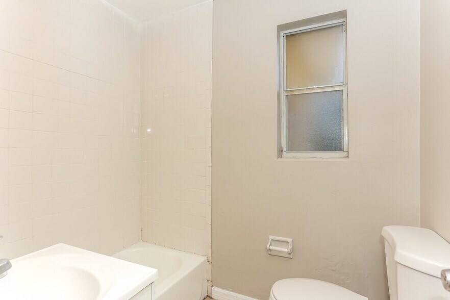 Building Photo - 7244 Rhode Island Dr E