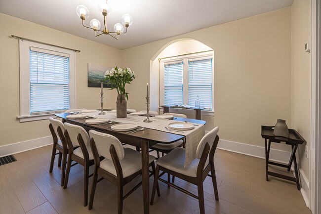 Building Photo - Quaint 4 bedroom Erie Home with Central Air & Garage Parking (Month to Month available)