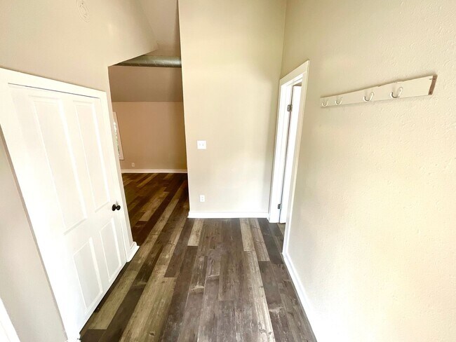 Building Photo - Spacious 2-Bedroom Home Steps from Restaur...