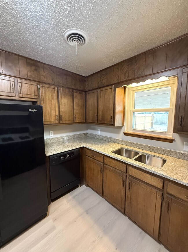 Building Photo - 410 9th Ave