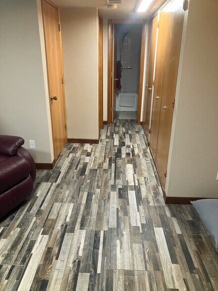 Suite Hallway - 421 W Sycamore Ct