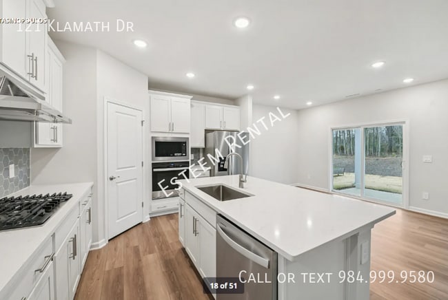 Building Photo - 121 Klamath Dr