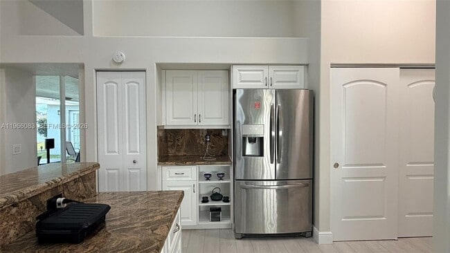 Building Photo - 582 Spinnaker