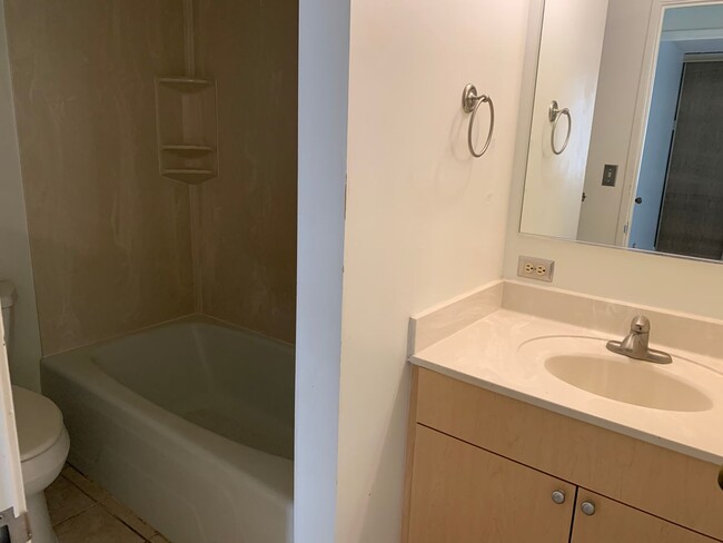 Building Photo - $2600, 2BR/2BA Salt Lake (Honolulu) -with A/C, 1 assigned parking